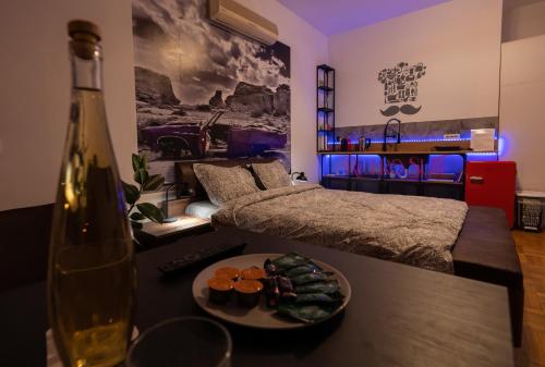 una stanza con un letto e un tavolo con un piatto di cibo di MAERA Suites Central a Bucarest