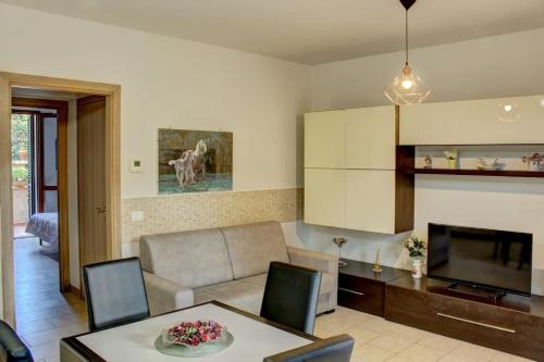 ein Wohnzimmer mit Sofa und Tisch in der Unterkunft Casa Cornelia in Lucolena in Chianti