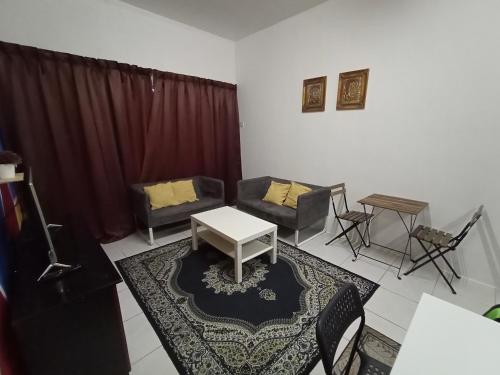 sala de estar con sofá y mesa en Nurul Aisyah Homestay en Tanah Rata