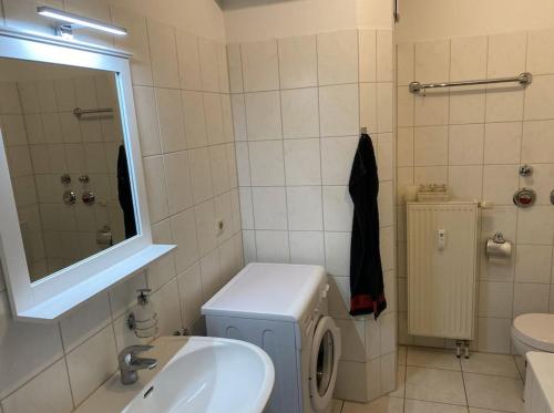 a bathroom with a washing machine and a sink at 4 Zimmer Wohnung mit 6 Betten nahe Hamburg in Glinde