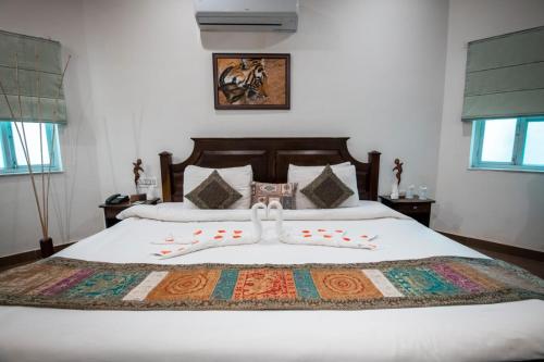 Postel nebo postele na pokoji v ubytování The Fern Ranthambore Forest Resort Rajasthan