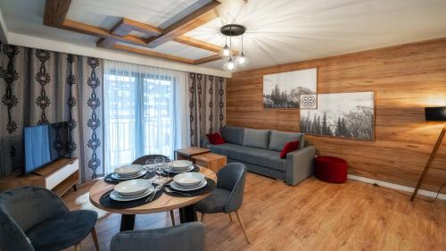 una sala de estar con un sofá y una mesa en Resorts E Białka Tatrzańska z sauną, Sun & Snow, en Białka Tatrzanska