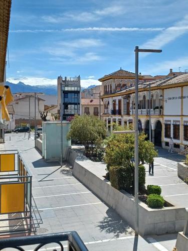 una calle de la ciudad con edificios y un semáforo en La Plaza Apartamento Armilla, en Armilla