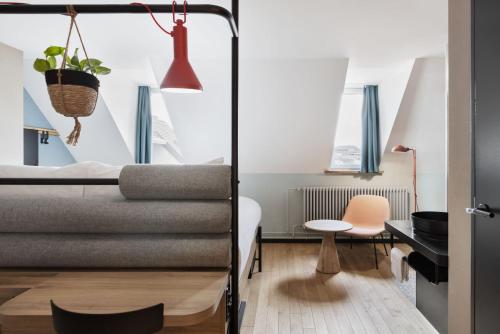 Un lugar para sentarse en Stay KooooK Bern City - Online Check In