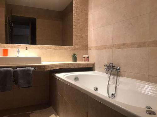 La salle de bains est pourvue d'une baignoire et d'un lavabo. dans l'établissement 5 min from Papageorgiou Free Indoor Parking, à Thessalonique