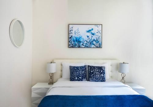 1 dormitorio con cama blanca y almohadas azules en 2BD 1BA Apartment At Wall Street, en Nueva York