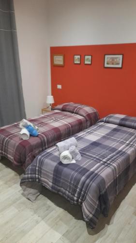 2 Betten nebeneinander in einem Zimmer in der Unterkunft La Sanguigna B&B e Locanda in Castelnuovo della Misericordia