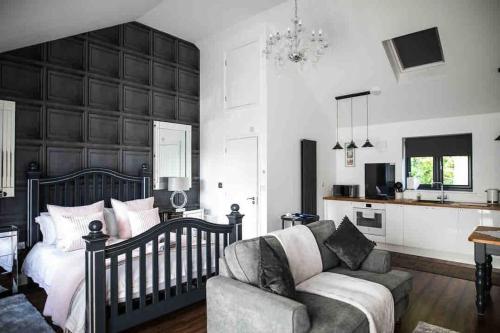 Ruang duduk di Open plan Stylish Apartment in rural Kent