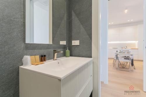 y baño con lavabo blanco y espejo. en Casa 7 Mari - BARI Fiera del Levante - Puglia Apartments, en Bari