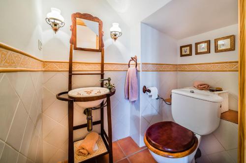 łazienka z toaletą i umywalką w obiekcie Sa Marina w Alcudii