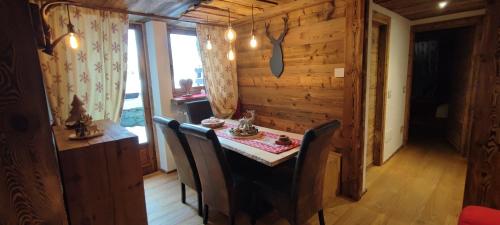 a dining room with a table and chairs in a cabin at La Maison Derby in La Salle