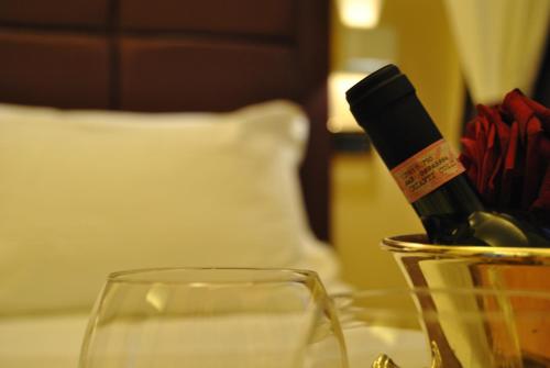 una botella de vino y una copa en una mesa en EuroHome, en Signa
