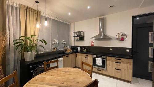 une cuisine avec une table en bois et une salle à manger dans l'établissement By Nuit-Parisienne : city-view, à Villemomble