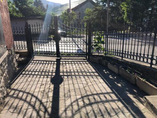 Pemandangan gunung umum atau pemandangan gunung yang diambil dari apartmen