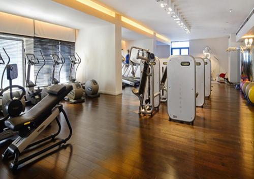 un gimnasio con cintas de correr y máquinas en una habitación en 2BD 1BA Apartment At Financial District, en Nueva York