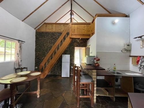 cocina con mesa y fregadero en una habitación en The Weaver’s Nest at Riverside, en Winterton