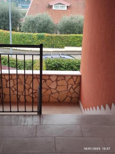a black fence in front of a building at CASA VACANZE DA RIKI APPARTAMENTO 2 in Peschiera del Garda