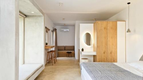 una camera con letto e divano di Ivy's Natural Resort ad Arnádhos
