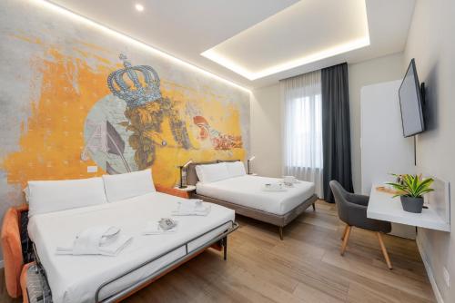 een hotelkamer met 2 bedden en een bank bij Via Milano 52 in Rome