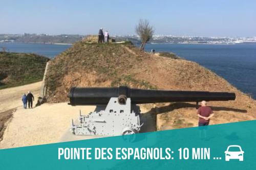 a cannon on top of a hill next to the water at Maison spacieuse à deux pas de la plage in Roscanvel