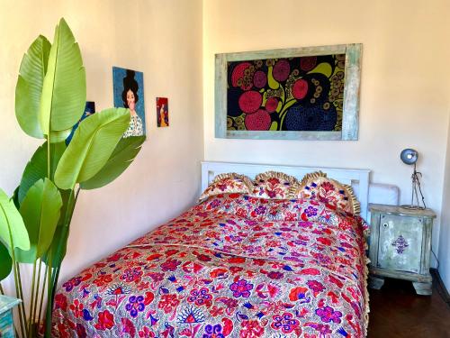 Un pat sau paturi într-o cameră la Lovely cosy art flat