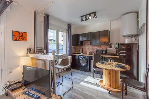 une cuisine avec une table et quelques chaises dans l'établissement Montagnes russes, à Grenoble