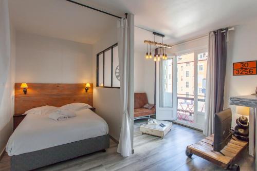 um quarto com uma cama e uma televisão em Montagnes russes em Grenoble