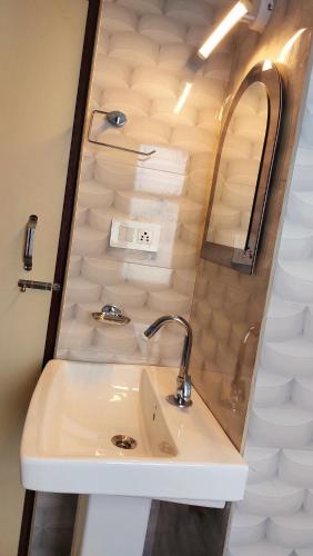 a bathroom with a sink and a mirror at CERULEAN RETREAT in Lava