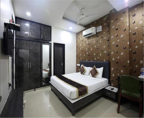 1 dormitorio con 1 cama y 1 silla en una habitación en Hotel Cross Road By WB Inn en Unnāo