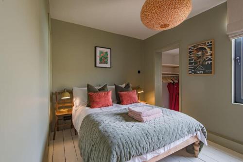 um quarto com uma cama grande e almofadas vermelhas em Rosewood em Walmer