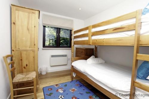 Двухъярусная кровать или двухъярусные кровати в номере CROYDE ILUKA 3 Bedrooms