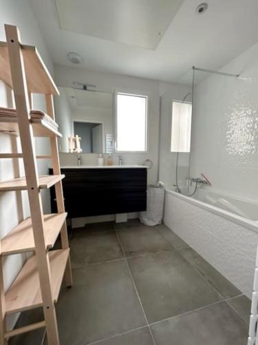 La salle de bains est pourvue d'une échelle et d'une baignoire. dans l'établissement Blue Pearl 102, à Nice