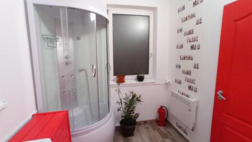 Um banheiro em Cosy Apart Satu Mare