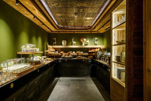 a kitchen with green walls and aasteryasteryasteryasteryasteryasteryasteryasteryastery at Hôtel La Sivolière in Courchevel
