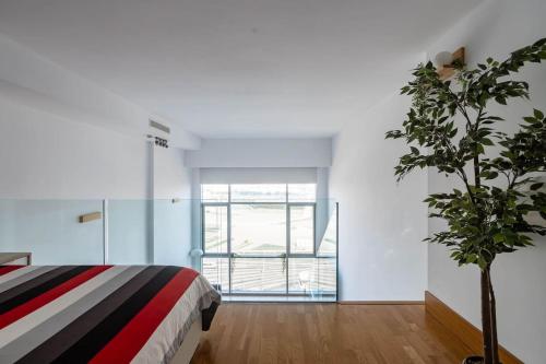 1 dormitorio con 1 cama y una maceta en Duplex LOFT Apartamento con Parking GRATIS en Valencia