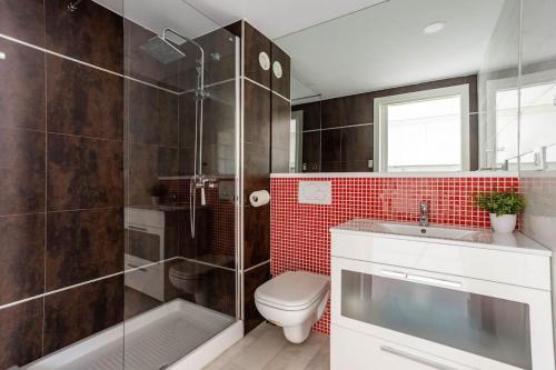 a bathroom with a toilet and a shower and a sink at Duplex LOFT Apartamento con Parking GRATIS in Valencia