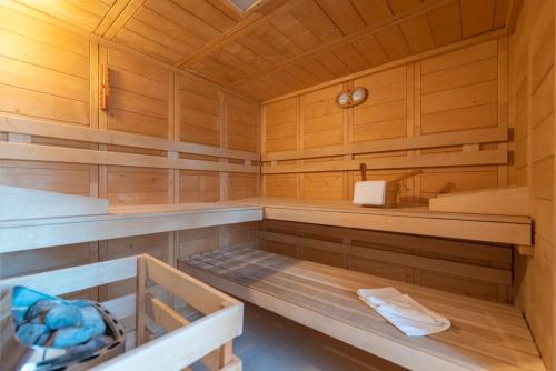 a sauna with a bench and a sink at Ferienhaus Karnin A in Karnin (Usedom)