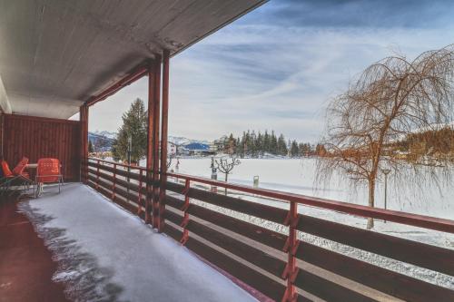 eine Veranda eines Hauses mit Schnee auf dem Boden in der Unterkunft In the center of Crans-Montana, charming and comfortable in Crans-Montana