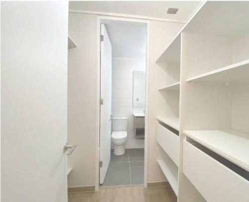 407/ Precioso apartamento 1D+1B // JUMBO+CENTRO 5 MIN في بويرتو مونت: حمام ابيض مع مرحاض ودولاب ابيض