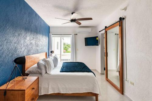 um quarto com uma cama e uma ventoinha de tecto em Casa MiAmore - Family Getaway em Cancún