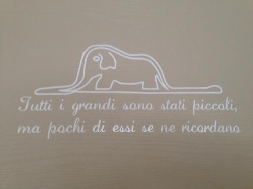 a sticker of a dinosaur on a shelf at B&B Il Piccolo Principe room and breakfast in Bieno