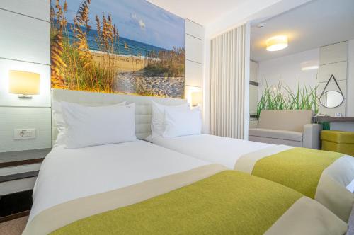 マンガリアにあるMera Briseのベッドルーム(白い大型ベッド、緑の毛布付)