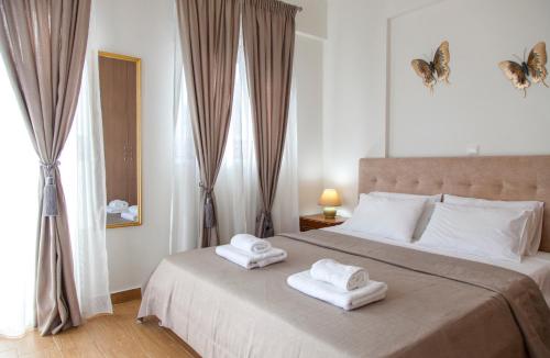 een slaapkamer met een bed met handdoeken erop bij Dream Villa with Seaviews in Vasiliki