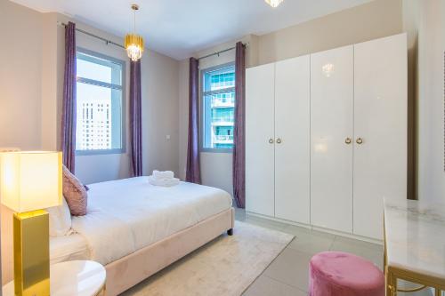 Postel nebo postele na pokoji v ubytování Stunning Marina View - 2BR High Floor