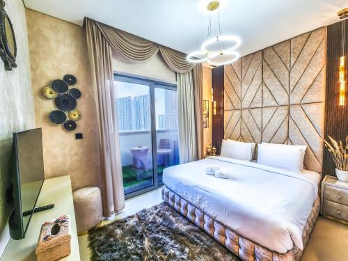 Postel nebo postele na pokoji v ubytování STAY BY LATINEM Luxury 2BR Holiday Home CV B801 near Burj Khalifa