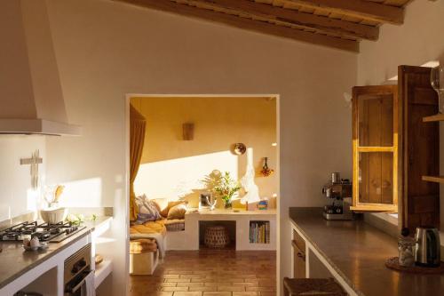Caso no Campo - Stunning Home By The Sea في Colares: مطبخ مع موقد وغرفة معيشة