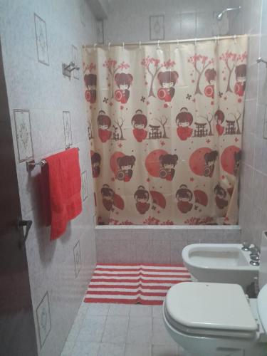 een badkamer met een toilet en een douchegordijn bij DEPARTAMENTO Alicia 1 in Santiago del Estero