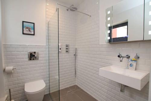 uma casa de banho com um WC, um lavatório e um chuveiro em Modern Apartment for Contractors & Small Groups by Stones Throw Apartments - Free Parking - Sea View em Worthing
