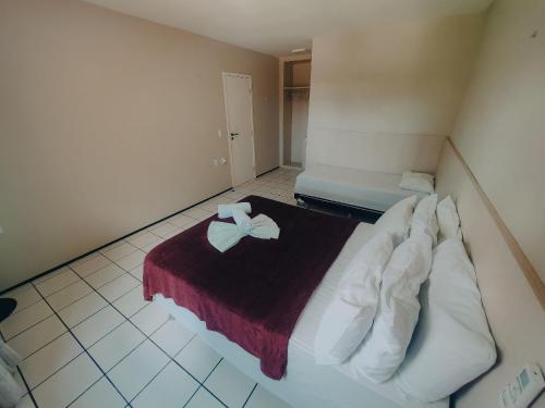 ein Schlafzimmer mit einem Bett mit einer Schleife darauf in der Unterkunft Lindo apartamento, condominio beira mar in Fortaleza