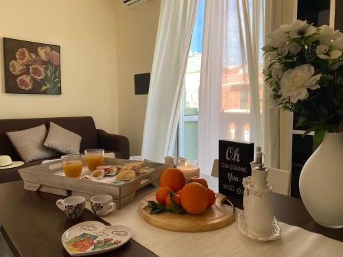 ガリポリにあるPalazzo Mongiòの食べ物とオレンジのトレイが並ぶテーブル